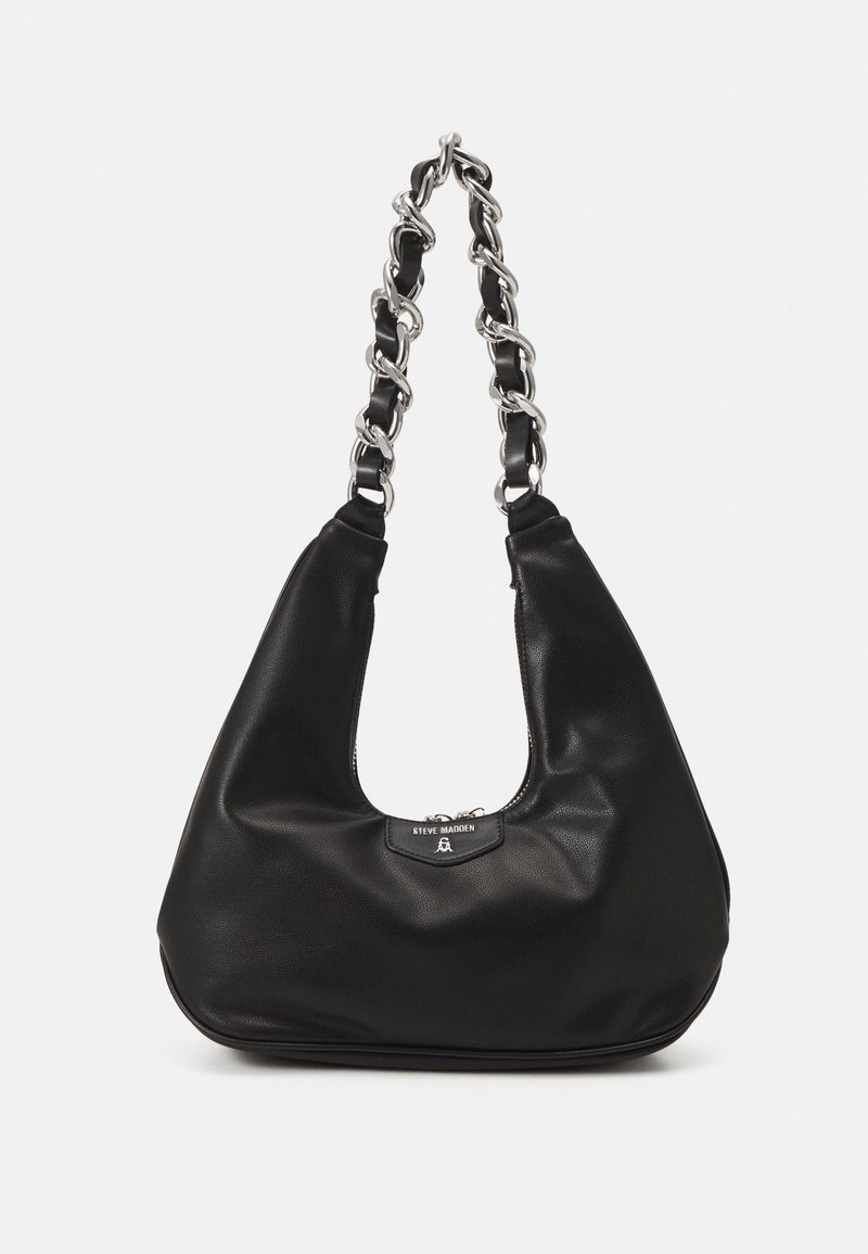 Zwarte neplederen handtas in hobo-vorm, met een zilveren kettinghengsel en een ritsafsluiting aan de bovenkant. Logo-accent aan de voorkant.