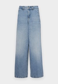 Světle modré široké džíny s vysokým pasem, vyrobené z denimu. Mají pět kapes a zapínání na knoflík. Vypadají vybledle s hladkou texturou.