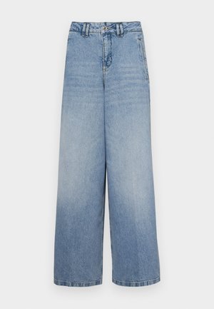 Jean large bleu clair à taille haute, fabriqué en denim. Comprend cinq poches et une fermeture à bouton. Lavage délavé avec une texture lisse.