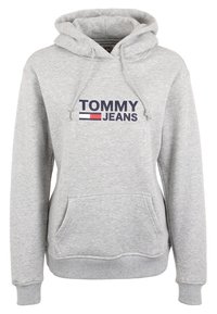 Felpa leggera grigia in materiale felpato, con tasca frontale, cappuccio regolabile e logo "TOMMY JEANS" in blu navy e rosso.