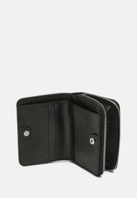 Czarny skórzany portfel z zamknięciem na zamek błyskawiczny, wieloma przegródkami na karty i zatrzaskiem. Gładka tekstura i minimalistyczny design.