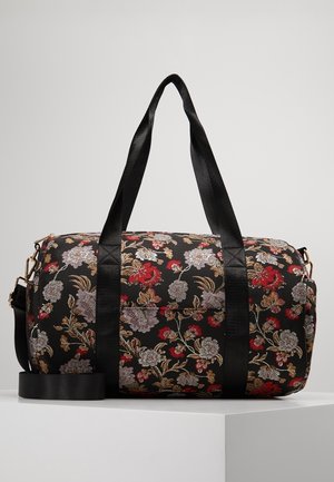 Sort duffel bag med blomster mønster lavet af stof, prydet med rød, grå og guld broderi, med robuste sorte remme og guldfarvede hardware detaljer.