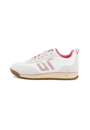 Scarpa da ginnastica atletica bianca e rosa con suola strutturata, logo sul lato e "70" inciso sulla midsole beige.