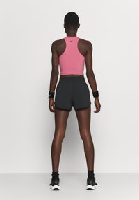 Nike Performance TEMPO LUXE SHORT  - Pantalón corto de deporte - black/silver