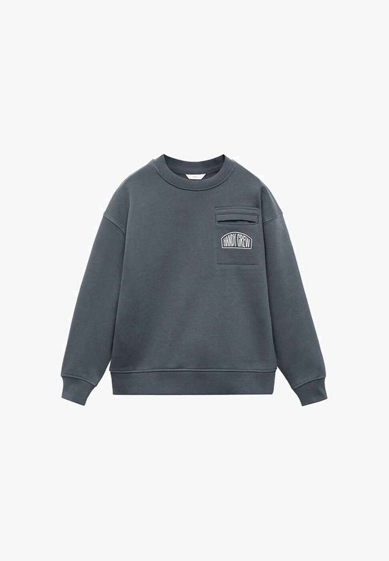 Sweat-shirt gris foncé à col rond avec manches longues, poignets côtelés, et une petite poche poitrine ornée d'un écusson avec le texte « HANDY CREW ».