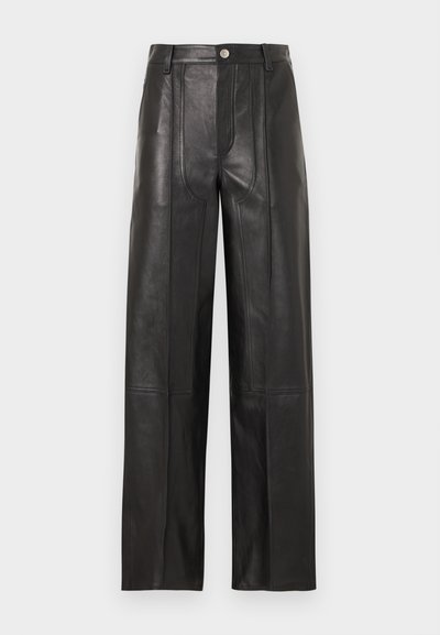 Μαύρο δερμάτινο παντελόνι με ψηλή μέση, φαρδύ κόψιμο, με ορατές ραφές και κούμπωμα με κουμπί μπροστά.
