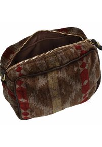 Borsa rettangolare in tessuto marrone con motivi geometrici in rosso e oro. Ha una chiusura con zip e una consistenza morbida. È visibile un dettaglio della zip dorata.