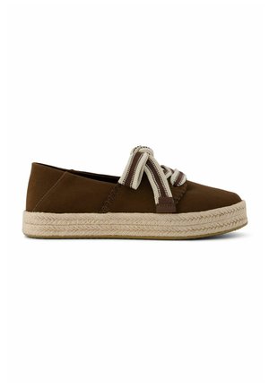 Brauner Canvas-Schuh zum Hineinschlüpfen mit dicker beiger geflochtener Sohle und breiten beigen und braunen gestreiften Stoffband-Schnürsenkeln, die zu einer Schleife gebunden sind.