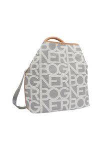 Sac en tissu gris arborant un motif de logo répétitif, accentué par une poignée en cuir tan et une sangle réglable grise.