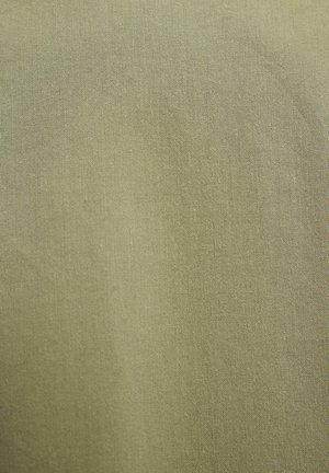 Olive roheline kangas peene kudumisega, millel on matt viimistlus ja pehme tekstuur, sobib erinevateks tekstiilirakendusteks.