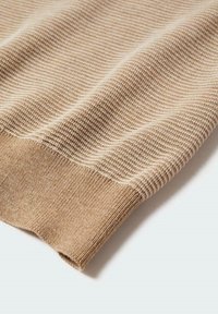 Suéter de punto beige con rayas horizontales, que presenta un puño acanalado. La textura es suave con un patrón tejido.