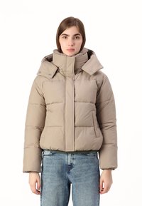 Beige péřová bunda s vysokým límcem, zipovým zapínáním v přední části, bočními kapsami a elastickým lemem. Design je obdélníkový s prošívanou texturou.