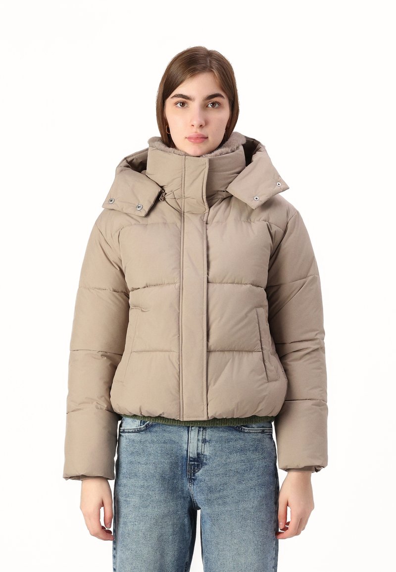 Beige péřová bunda s vysokým límcem, zipovým zapínáním v přední části, bočními kapsami a elastickým lemem. Design je obdélníkový s prošívanou texturou.