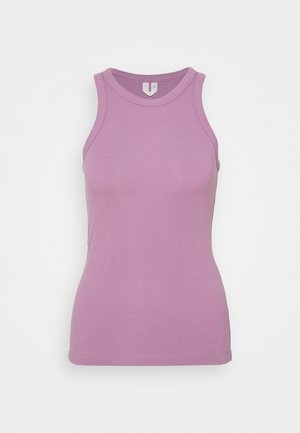 Camiseta sin mangas de canalé en color púrpura claro con escote redondo, mostrada extendida sobre un fondo blanco.