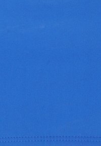 Blått tyg med en mjuk textur, med en enfärgad yta och synliga sömmar längs nederkanten. Inga mönster eller dekorationer.