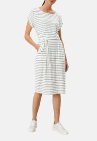Gestreiftes Midi-Kleid in Weiß und Marineblau, mit kurzen Ärmeln, einem taillierten Bund und seitlichen Taschen, aus weichem, leichtem Stoff.