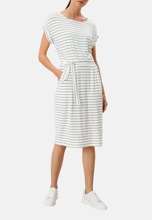 Abito midi a righe in bianco e blu navy, con maniche corte, vita rifinita da una cintura e tasche laterali, realizzato in tessuto morbido e leggero.
