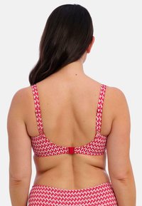 Rode bandeau bikini-top met verstelbare bandjes en een haaksluiting op de rug, met een bladmotief en een gladde, rekbare stof.