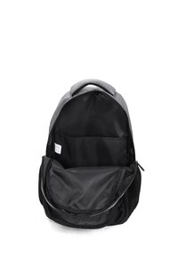 Zaino nero con accenti grigi, dotato di maniglia superiore, cerniere e un compartimento interno con tasche in rete. Il materiale sembra resistente.
