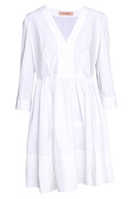Vestido blanco con escote en V, mangas tres cuartos, cierre de botones en la parte delantera y cintura fruncida. Presenta una silueta acampanada y una textura de algodón suave.