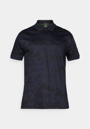 Marineblauwe polo met een gestructureerd geometrisch patroon, korte mouwen, kraag en geborduurd logo. Gemaakt van zachte, ademende stof.