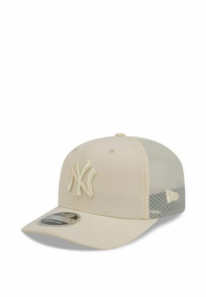 Beige Baseballkappe mit Netz-Rückseite, gebogenem Schirm und geprägtem New York Yankees-Logo auf dem Vorderpanel.