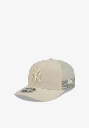 Beige Baseballkappe mit Netz-Rückseite, gebogenem Schirm und geprägtem New York Yankees-Logo auf dem Vorderpanel.