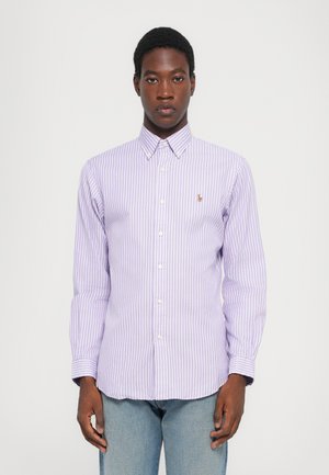 Helles lila gestreiftes Button-Up-Hemd aus Baumwolle, mit klassischem Kragen, langen Ärmeln und einem kleinen gestickten Logo auf der Brust.