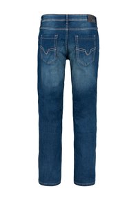 Jeans de mezclilla azul con un diseño de pierna recta, que cuentan con dos bolsillos traseros y costuras claras en contraste. La cinturilla presenta una etiqueta de cuero.