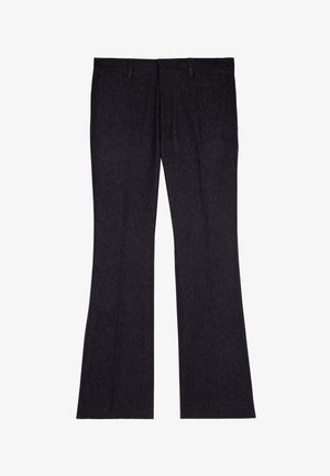 Pantalons noirs évasés en tissu texturé. Présente une taille mi-haute, des plis à l'avant et des passants de ceinture standard.