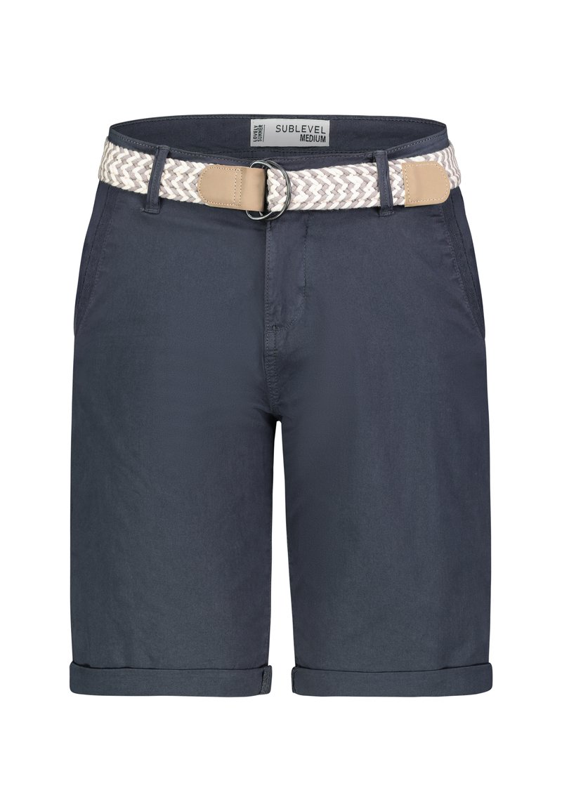 Marinemarineblauwe shorts van katoen, met een geweven beige riem met een gesp, een omgeslagen zoom en twee zijzakken. Etiket zegt "SUBLEVEL MEDIUM."