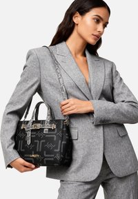 Borsa nera con accenti grigi decorati, due manici superiori e tracolla staccabile, con dettaglio di chiusura dorata.