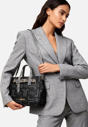 Borsa nera con accenti grigi decorati, due manici superiori e tracolla staccabile, con dettaglio di chiusura dorata.