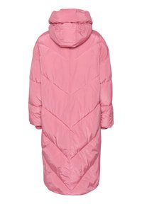 Hosszú rózsaszín puffertakaró kapucnival, nagy cikk-cakk mintázattal steppelva, hátulról bemutatva fehér háttér előtt.