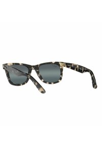 Gafas de sol con patrón de tortuga y lentes grises, con un marco robusto y patillas rectas. Detalles metálicos en las bisagras.