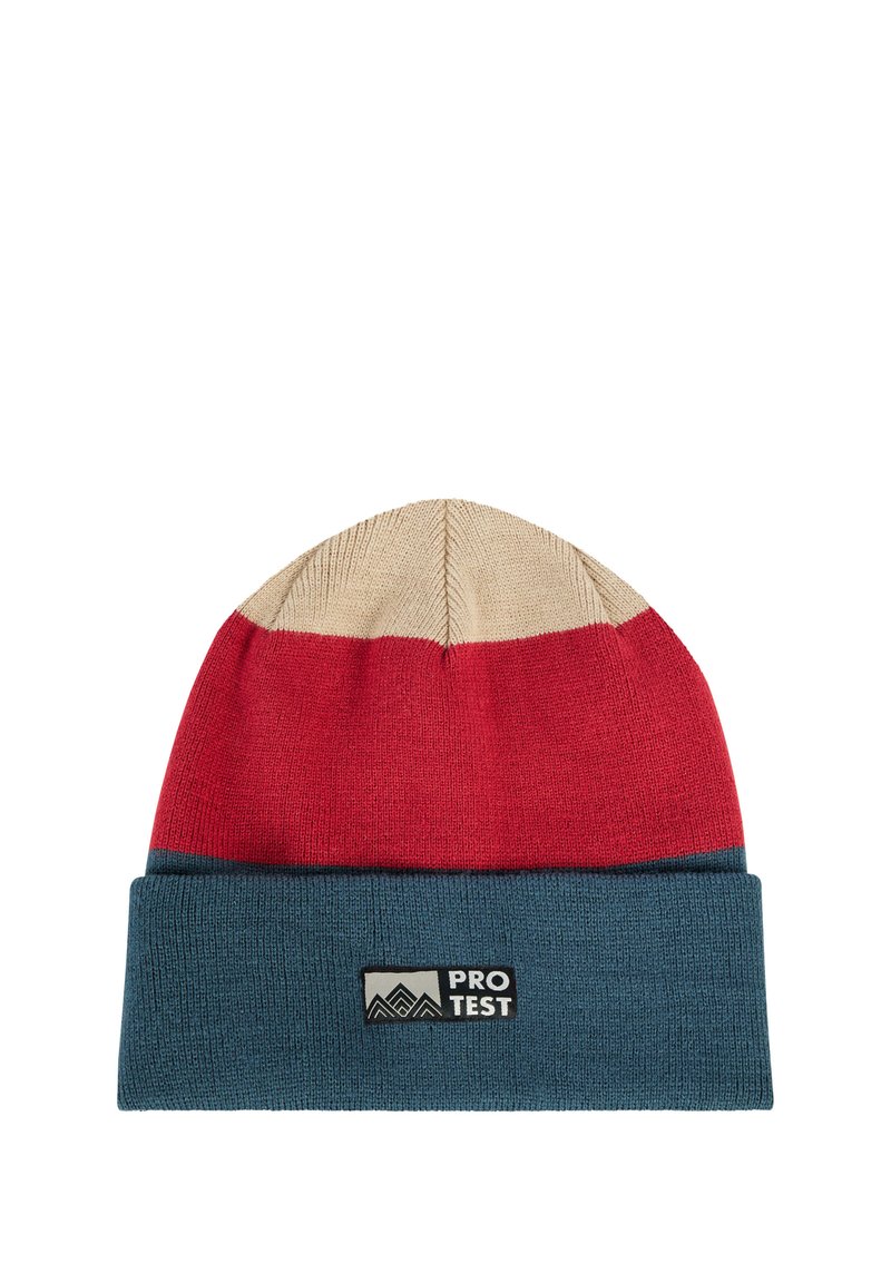 Gorro de punto con bloques de color beige, rojo y azul, que presenta un borde azul doblado con un parche del logo "PROTEST".