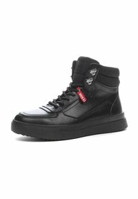 Zapatillas altas negras de cuero con un acabado brillante, que cuentan con un cuello acolchado, cordones planos y un acento de etiqueta roja.