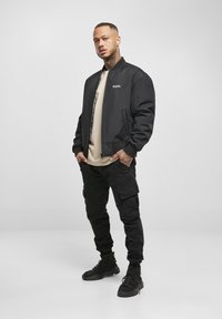 Cayler & Sons HERREN THUGGED OUT REVERSIBLE - Sportinė striukė - black/white