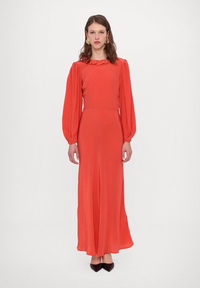 Ilga, eleganti raudona suknelė su pūstomis ilgomis rankovėmis ir raukšlėtu iškirpte. Pagaminta iš lygaus audinio, su prigludusia liemene ir laisvu sijonu.