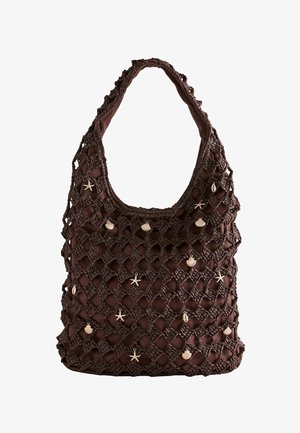 Geantă de umăr maro făcută croșetat cu căptușeală interioară, decorată cu mici charmuri în formă de scoici și stele de mare răspândite pe tot modelul țesut.
