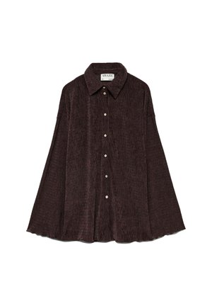 Chemise boutonnée en velours côtelé marron foncé avec des manches larges et un col classique, posée à plat sur un fond blanc.