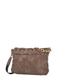 Bolso de hombro de cuero trenzado marrón con un acento de cadena dorada. Presenta una superficie texturizada y una correa negra desmontable. Forma compacta rectangular.