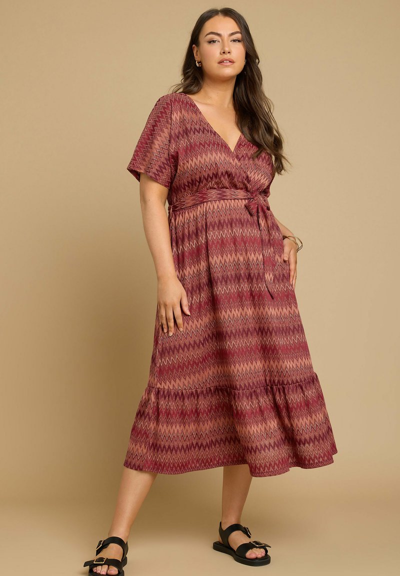 Yours Clothing METALLIC ZIG ZAG WRAP - Robe de jour - burnt orange