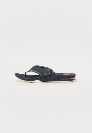 Chinelo azul-marinho com alças pretas estampadas, parte superior texturizada, logo vermelho "REEF" e sola branca com um design de amortecimento de ar visível.