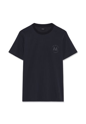Camiseta de algodón azul marino con mangas cortas, cuello redondo y un logo circular en el área del pecho izquierdo. Diseño minimalista con textura suave.