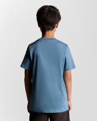 Blå bomulls T-skjorte med korte ermer, rund hals og en jevn tekstur. Stoffet er lett og uten dekorasjoner.