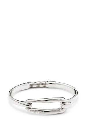 Pulsera de plata que presenta una forma ovalada alargada y lisa, con una sección texturizada en espiral y un cierre que se asemeja a un clip de papel.