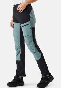 Mustat ja teal-väriset ulkokalastushousut, joissa on vetoketjulliset taskut, muotoiltu vyötärö ja vahvistetut saumat kestävyysvaatimuksiin. Valmistettu kevyestä, joustavasta materiaalista.