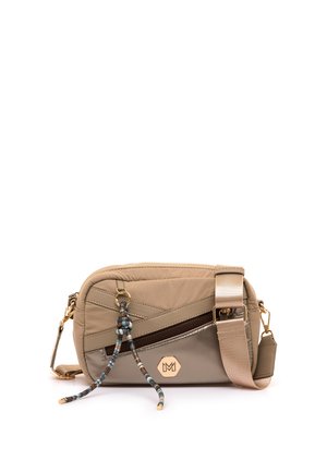 Pequeño bolso bandolera beige con correa ajustable, bolsillo delantero con cremallera, cordón decorativo multicolor y placa de logo dorada sobre fondo blanco.