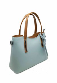 Bolso de mano azul claro con asas y acentos en tono marrón, que presenta una forma estructurada, textura suave y detalles en hardware plateado.